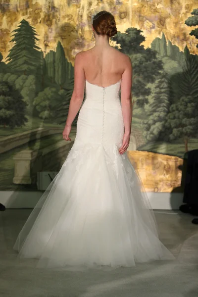 NEW YORK - APRIL 21: A Model walks runway for Anne Barge bridalshow at The London Hotel during Bridal Fashion Week on April 21, 2013 in New York City — Stock Photo, Image