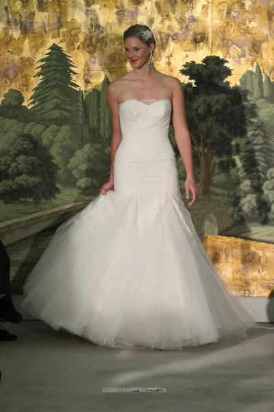 NOVA IORQUE - ABRIL 21: Um modelo caminha pista para Anne Barge bridalshow no The London Hotel durante a semana de moda nupcial em abril 21, 2013 em Nova York — Fotografia de Stock