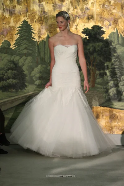 NEW YORK - APRIL 21: A Model walks runway for Anne Barge bridalshow at The London Hotel during Bridal Fashion Week on April 21, 2013 in New York City — Stock Photo, Image