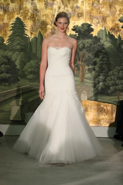New york - 21 Nisan: bir model anne mavna bridalshow için pist london hotel adlı 21 Nisan 2013 tarihinde Gelin Moda Haftası sırasında new York'ta yürür — Stok fotoğraf