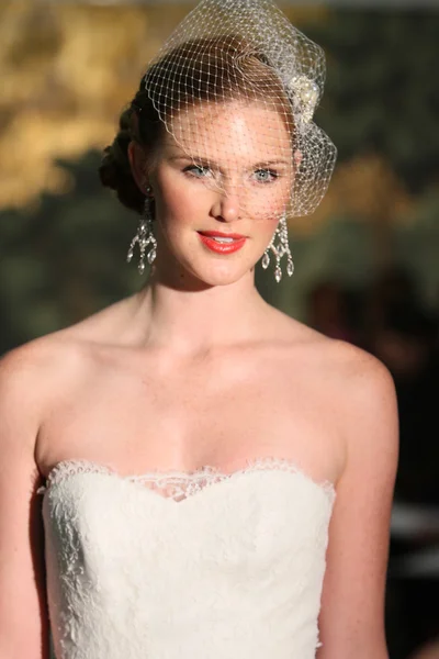 ニューヨーク - 4 月 21 日: モデルはニューヨーク市での 2013 年 4 月 21 日にブライダルのファッションウィーク中にロンドンのホテルでアンはしけ bridalshow の滑走路を歩く — ストック写真