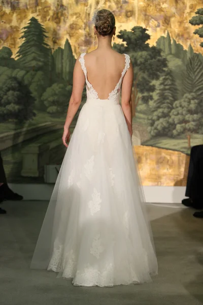 NEW YORK - APRIL 21: A Model walks runway for Anne Barge bridalshow at The London Hotel during Bridal Fashion Week on April 21, 2013 in New York City — Stock Photo, Image