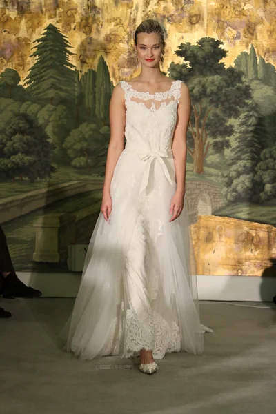 NEW YORK - APRIL 21: A Model walks runway for Anne Barge bridalshow at The London Hotel during Bridal Fashion Week on April 21, 2013 in New York City — Stock Photo, Image