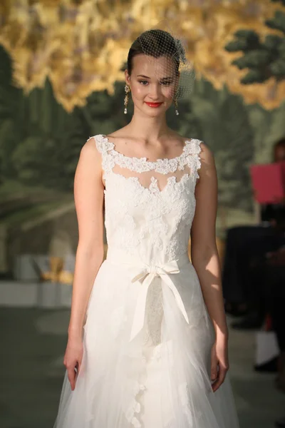 纽约 — — 4 月 21 日： 模型走在跑道为安妮驳船 bridalshow 伦敦酒店婚纱时装周上 2013 年 4 月 21 日在纽约城 — 图库照片