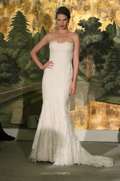 НЬЮ-ЙОРК - 21 апреля 2013 года в Нью-Йорке во время Недели моды для новобрачных модель прогуливается по подиуму для Энн Бардж — стоковое фото