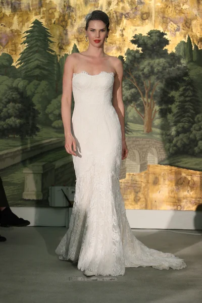 NEW YORK - APRIL 21: A Model walks runway for Anne Barge bridalshow at The London Hotel during Bridal Fashion Week on April 21, 2013 in New York City — Stock Photo, Image