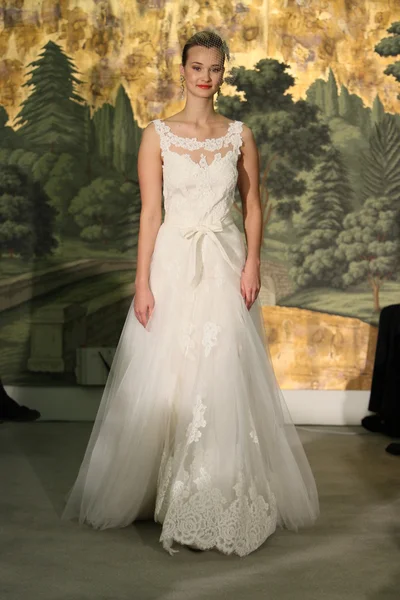 New york - 21 april: een model wandelingen start-en landingsbaan voor anne barge bridalshow in het london hotel tijdens bridal fashionweek op 21 april 2013 in new york city — Stockfoto