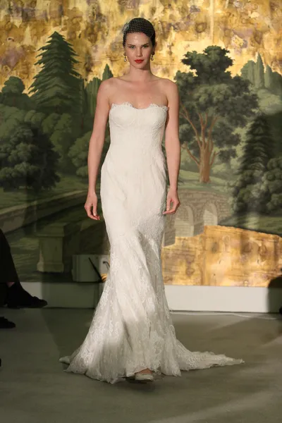 NEW YORK - APRIL 21: A Model walks runway for Anne Barge bridalshow at The London Hotel during Bridal Fashion Week on April 21, 2013 in New York City — Stock Photo, Image