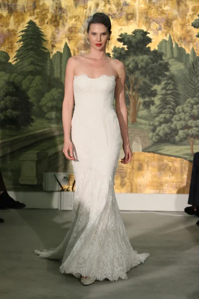 NEW YORK - APRIL 21: A Model walks runway for Anne Barge bridalshow at The London Hotel during Bridal Fashion Week on April 21, 2013 in New York City — Stock Photo, Image