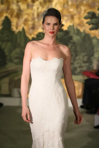 NEW YORK - APRIL 21: A Model walks runway for Anne Barge bridalshow at The London Hotel during Bridal Fashion Week on April 21, 2013 in New York City — Stock Photo, Image