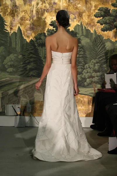 NEW YORK - APRIL 21: A Model walks runway for Anne Barge bridalshow at The London Hotel during Bridal Fashion Week on April 21, 2013 in New York City — Stock Photo, Image