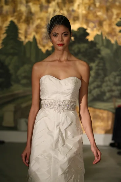NEW YORK - APRIL 21: A Model walks runway for Anne Barge bridalshow at The London Hotel during Bridal Fashion Week on April 21, 2013 in New York City — Stock Photo, Image