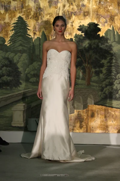 NEW YORK - APRIL 21: A Model walks runway for Anne Barge bridalshow at The London Hotel during Bridal Fashion Week on April 21, 2013 in New York City — Stock Photo, Image