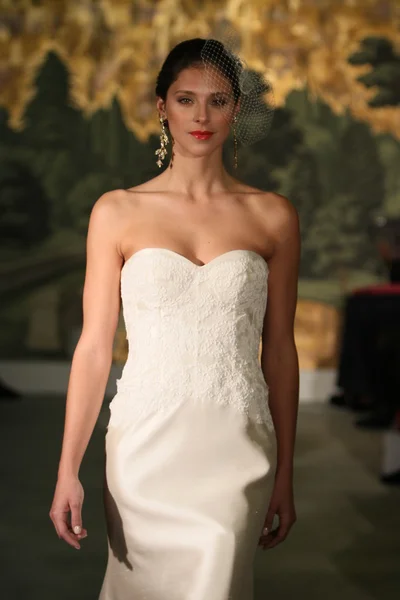NOVA IORQUE - ABRIL 21: Um modelo caminha pista para Anne Barge bridalshow no The London Hotel durante a semana de moda nupcial em abril 21, 2013 em Nova York — Fotografia de Stock