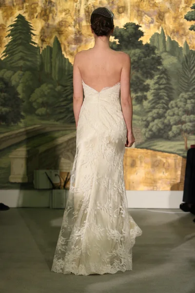 NEW YORK - APRIL 21: A Model walks runway for Anne Barge bridalshow at The London Hotel during Bridal Fashion Week on April 21, 2013 in New York City — Stock Photo, Image