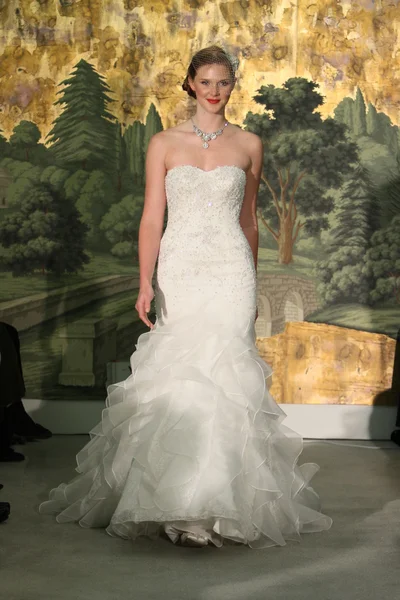 NUEVA YORK - 21 DE ABRIL: Una modelo camina por la pasarela para el desfile nupcial de Anne Barge en el Hotel London durante la Semana de la Moda nupcial el 21 de abril de 2013 en la ciudad de Nueva York —  Fotos de Stock