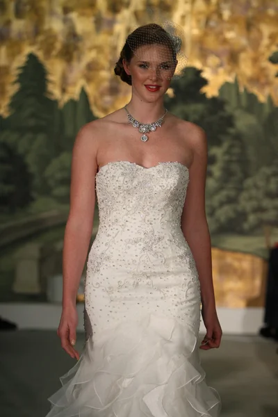 NEW YORK - APRIL 21: A Model walks runway for Anne Barge bridalshow at The London Hotel during Bridal Fashion Week on April 21, 2013 in New York City — Stock Photo, Image