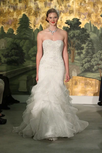 NEW YORK - APRIL 21: A Model walks runway for Anne Barge bridalshow at The London Hotel during Bridal Fashion Week on April 21, 2013 in New York City — Stock Photo, Image