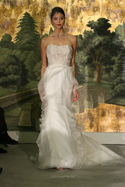 NEW YORK - APRIL 21: A Model walks runway for Anne Barge bridalshow at The London Hotel during Bridal Fashion Week on April 21, 2013 in New York City — Stock Photo, Image