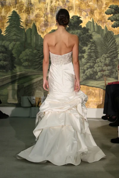 NEW YORK - APRIL 21: A Model walks runway for Anne Barge bridalshow at The London Hotel during Bridal Fashion Week on April 21, 2013 in New York City — Stock Photo, Image