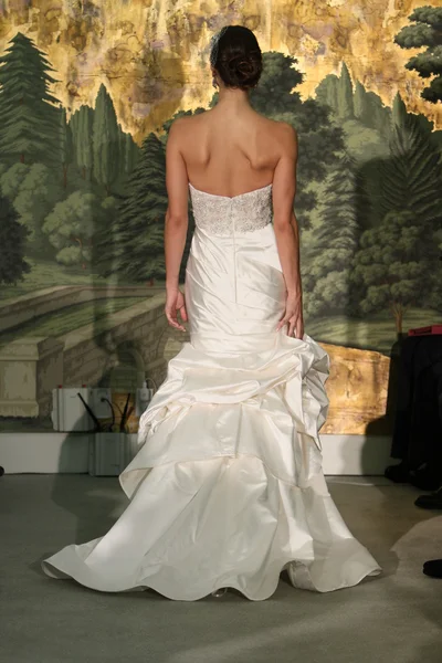 NEW YORK - APRIL 21: A Model walks runway for Anne Barge bridalshow at The London Hotel during Bridal Fashion Week on April 21, 2013 in New York City — Stock Photo, Image