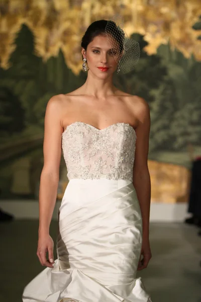 New york - április 21: a modell séta kifutópálya a anne uszály bridalshow a londoni szállodában menyasszonyi divat héten április 21-én 2013-ra a new york City — Stock Fotó