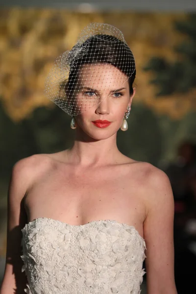ニューヨーク - 4 月 21 日: モデルはニューヨーク市での 2013 年 4 月 21 日にブライダルのファッションウィーク中にロンドンのホテルでアンはしけ bridalshow の滑走路を歩く — ストック写真