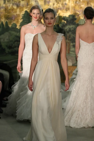 NEW YORK - APRIL 21: A Model walks runway for Anne Barge bridalshow at The London Hotel during Bridal Fashion Week on April 21, 2013 in New York City — Stock Photo, Image