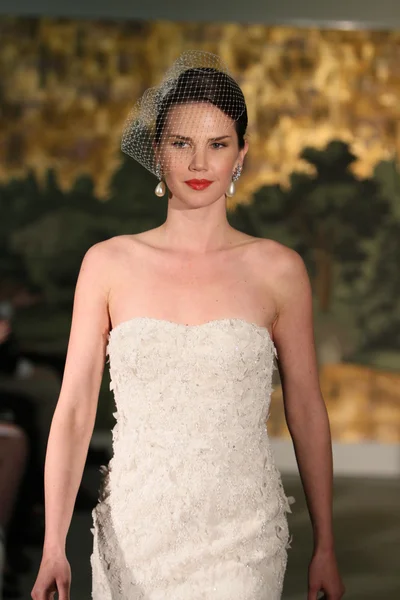 NEW YORK - APRIL 21: A Model walks runway for Anne Barge bridalshow at The London Hotel during Bridal Fashion Week on April 21, 2013 in New York City — Stock Photo, Image