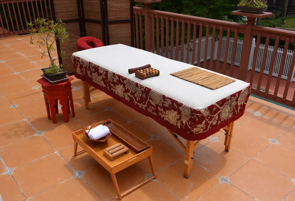 Mesa de massagem de estilo oriental no exterior na varanda — Fotografia de Stock