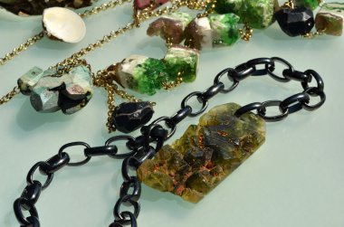 Mat yüzeyi yansımaları ile dekoratif bilezik