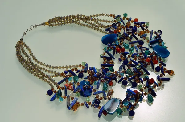 Modeaccessoires handgefertigte Halskette mit Edelsteinen — Stockfoto