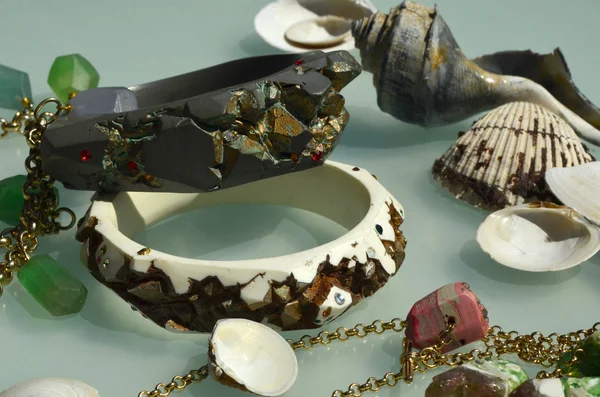 Decoratieve armbanden op mat oppervlak met reflecties — Stockfoto