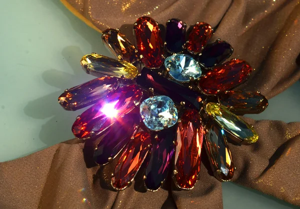 Detailní záběr módní oblečení s krystaly swarovski — Stock fotografie