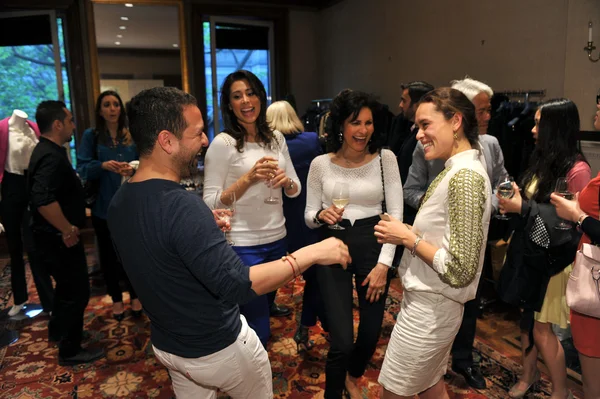 New York - 16 Mayıs: Tasarımcı Alvin Valley (L) ve Alvin Vadisi moda gövde gösterisi ve kokteyl partide konukları 111 Doğu 61 Street, New York, Ny 16 Mayıs 2013 tarihinde New York'ta