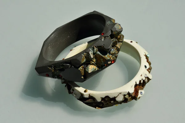 Bracelets décoratifs sur surface mate avec reflets — Photo