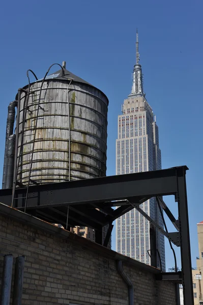 New york city - 16 mei: top van empire state building. 16 mei 2011 in manhattan, new york city. het stond als's werelds hoogste gebouw voor meer dan 40 jaar (van 1931 tot 1972). — Stockfoto