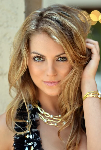 Portrait of beautiful girl with gold jewelery with pearls — Stock Photo, Image