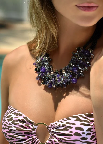 Modelo de primer plano lleva collar de piedras semi-preciosas y bikini rosa —  Fotos de Stock