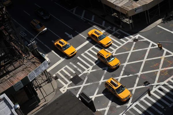Žluté taxíky na lexington avenue, upper east side Manhattanu v Pytlíkově new york ny — Stock fotografie