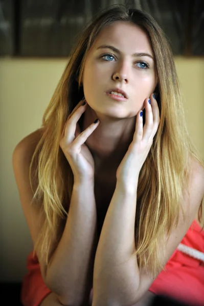Retrato de una joven rubia posando bonita a la luz natural — Foto de Stock