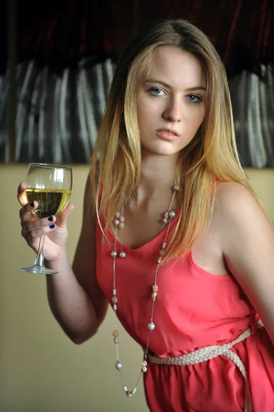 年轻的金发女孩举行玻璃与白葡萄酒的肖像 — 图库照片