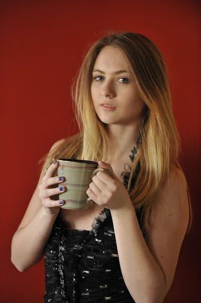 Portrait de jeune fille blonde buvant du café — Photo