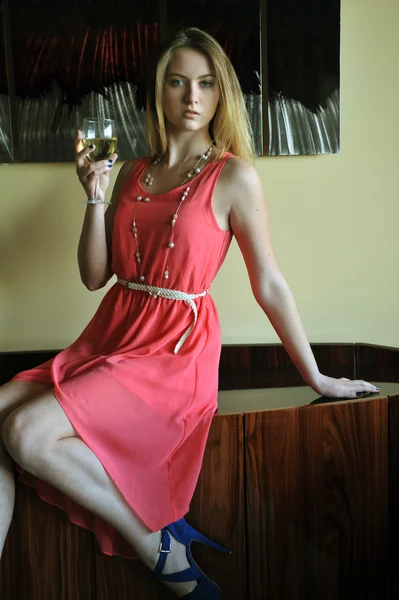 Porträtt av ung blond tjej hålla glas med vitt vin — Stockfoto