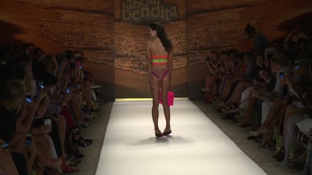 迈阿密-7 月 20 日: 模型走跑道上阿瓜 Bendita 2013 年春季夏天游泳集合 — 图库视频影像