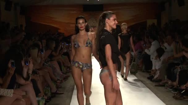 MIAMI - 20 DE JULIO: Modelos recorren el final de la pasarela en la Colección Agua Bendita para la Primavera Verano 2013 — Vídeo de stock