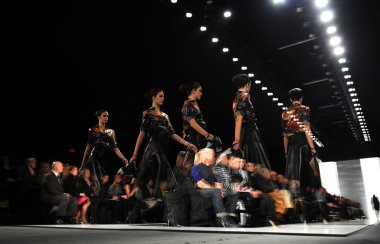 New York - Şubat 10: Ralph Rucci moda pist göstermek sırasında sonbahar 2013 model yürür