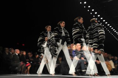 New York - Şubat 10: Ralph Rucci moda pist göstermek sırasında sonbahar 2013 model yürür
