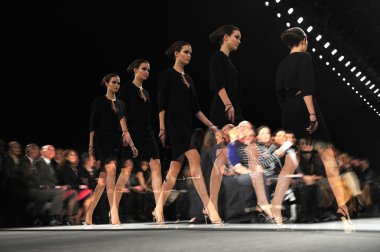 New York - Şubat 10: Ralph Rucci moda pist göstermek sırasında sonbahar 2013 model yürür