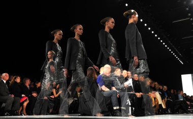 New York - Şubat 10: Ralph Rucci moda pist göstermek sırasında sonbahar 2013 model yürür